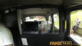 Faketaxi - szőrös pinájú milf spiné szexel egyet