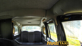 FakeTaxi - Chelsey Lanette a méretes cicis szöszi