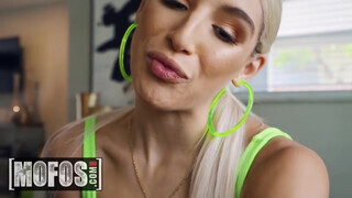 MOFOS - Abella Danger szőrös picsája meghágva