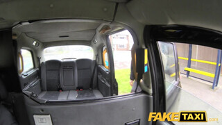 Fake Taxi - Világos Szőke milf a melle közé veszi