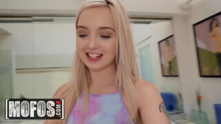MOFOS - Lexi Lore alaposan hátsó bejáratba kefélve