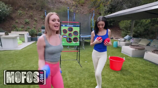 MOFOS - Daisy Stone és Scarlett Bloom hármasban dugnak