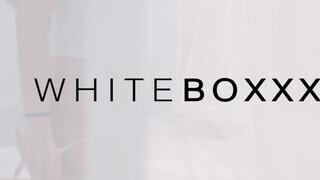 WHITEBOXXX - Nancy beleül a hatalmas farokba