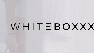 WhiteBoxxx - Anya Krey meztelenül baszatja meg magát