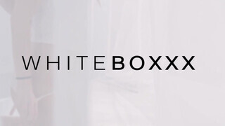 WhiteBoxxx - Little Caprice saját magát kényezteti