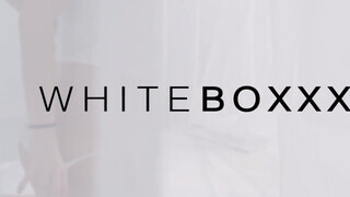 WhiteBoxxx - nagymellű tinicsaj az takaró alatt peckezik