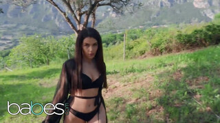 Babes - Valentina Nappi a természetben