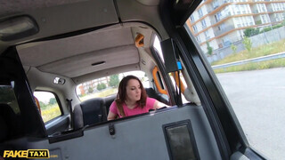 Fake Taxi - Maya B megkúrva a hátsó ülésen
