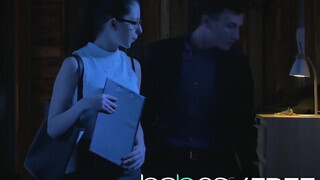 Rebecca Volpetti méretes pélót kap a seggébe