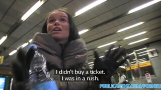 PublicAgent - Tini spiné lebukott a metrónál