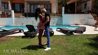 MOMxxx - Tina Fire a méretes kannás csoki milf