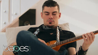 Babes - Mia Evans dug a gitáros krapekkal