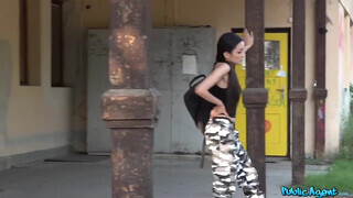 Public Agent - Rae Lil Black a vonatállomáson