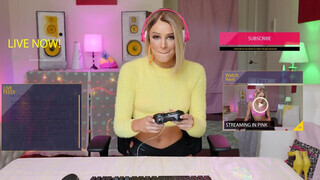 Emma Hix a vékony gamer milf