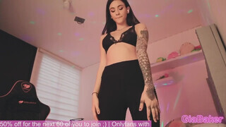 Gia Baker megmutatja a testét