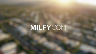 MILFY - Savannah Bond méretes farokkal hátsó bejáratba rakva