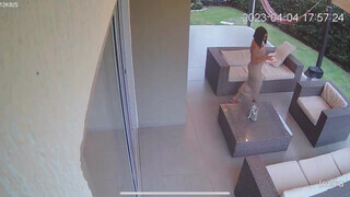 Daniela Antury lovagol a faszon
