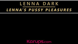 Lenna Dark egy méretes dildóval peckezik
