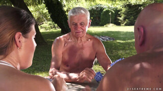 Gyuribácsi beleélvez Ágota pinájába