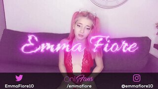 Emma Fiore hatalmas dildókat nyom a análjába
