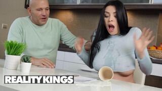 REALITY KINGS - Kira Queen a szomszéd sráccal kefél