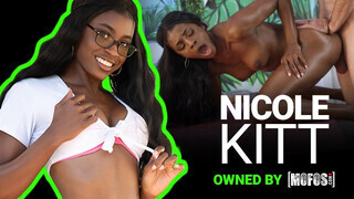 Mofos - Nicole Kitt a izgató hatalmas keblű csoki spiné