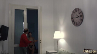 Idős férfi megdugja a csinos kis csajt és a lábára élvez