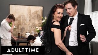 Szexi tetovált nagymami Ruby Lynne lebukik egy temetésen való vad együttléttel!