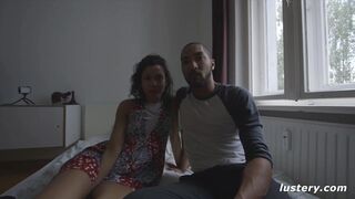 Miriam Prado szenvedélyesen hódol a nyilvános kéjnek