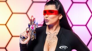 Romi Rain szenvedélyesen hódol egy idegen lénynek az emberiség megmentéséért!