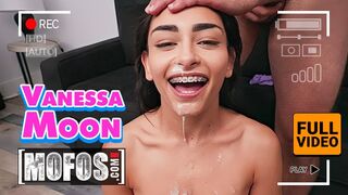 Vékony barna Vanessa Moon szenvedélyesen birkózik Jmac óriási férfiasságával minden testhelyzetben