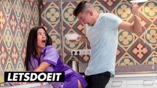 A dögös szobalány Jade Presley feltakarít és mohón szívja a kemény farkot a lángoló hotelszobában