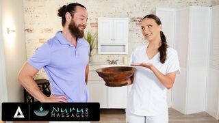 Brad Newman teszteli a saját nuru olaját egy dögös masszőrnővel