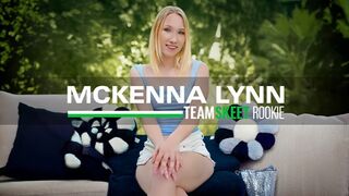 Mckenna Lynn debütálása a pornhunban: szőke bombázó forró farkas kalandja