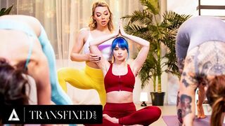 Emma Rose transz jógaoktatót tetten érik, amint Jewelz Blu-t izgatja egy forró, közönséges jógaórán!
