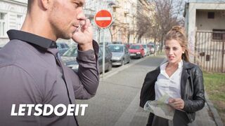 Lenyűgöző turista Silvia Dellai vadul átélve egy helyi srác mély behatolását