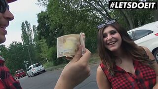 Nagymellű német tini fizet a vad feketefehér autós vadászatra