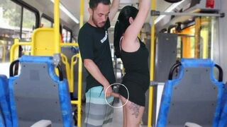 Érett férfi simogatja és lükteti magát a buszon a barnás bőrű mellett, amíg ki nem üríti