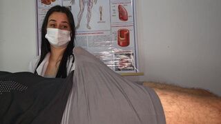 Dögös ápolónő meglepődik a kemény beteg farkán a hordágyon
