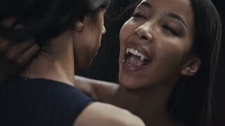 Ebony Vampire Mistress Lia Lin elcsábít egy latin nagy mellű tini csajt a Vampired hardcore domina játékában