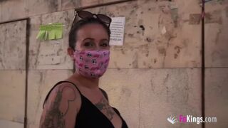 Egy megalázott férj filmezi, ahogy a felesége egy idegennel kefél a FaKings kamerái előtt