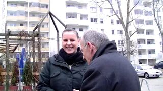 Amatőr csaj óriási cicikkel nyel a vastag farokba, aztán vadul hátulról kúrva