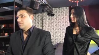 Feleség kettős dugást kap a szívesség fejében és élvezés közben spriccel