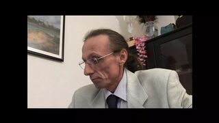 Vörös milf mohón nyel le egy vastag farkat mélyen a torkában