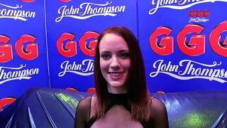Viktória Goo vörös casting csaj hatalmas cicikkel kemény csoportos dugásban
