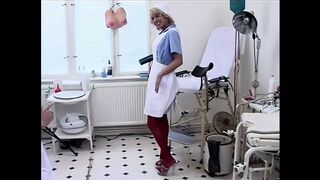 Cseh amatőr nimfomán élvezettel nyalja a dildót és mohón nyeldesi a spermát szopás közben